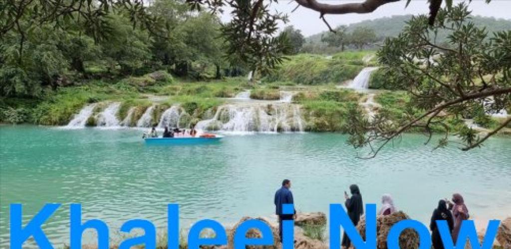 خريف ظفار يبدأ مبكرًا.. رذاذ ناعم وغطاء أخضر يزيّن الجبال استعدادًا لموسم سياحي استثنائي
