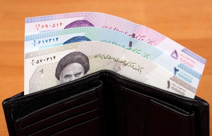 الشرق الاوسط الان | الإيرانيون يتحدون الرقابة بحثاً عن الدولار والذهب