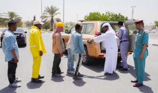 الامارات الان | مركز شرطة مشيرف يوزع المشروبات الباردة على العمال | اخبار الامارات